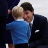 3岁的小王子轻松打败加拿大网红总理 (动图)